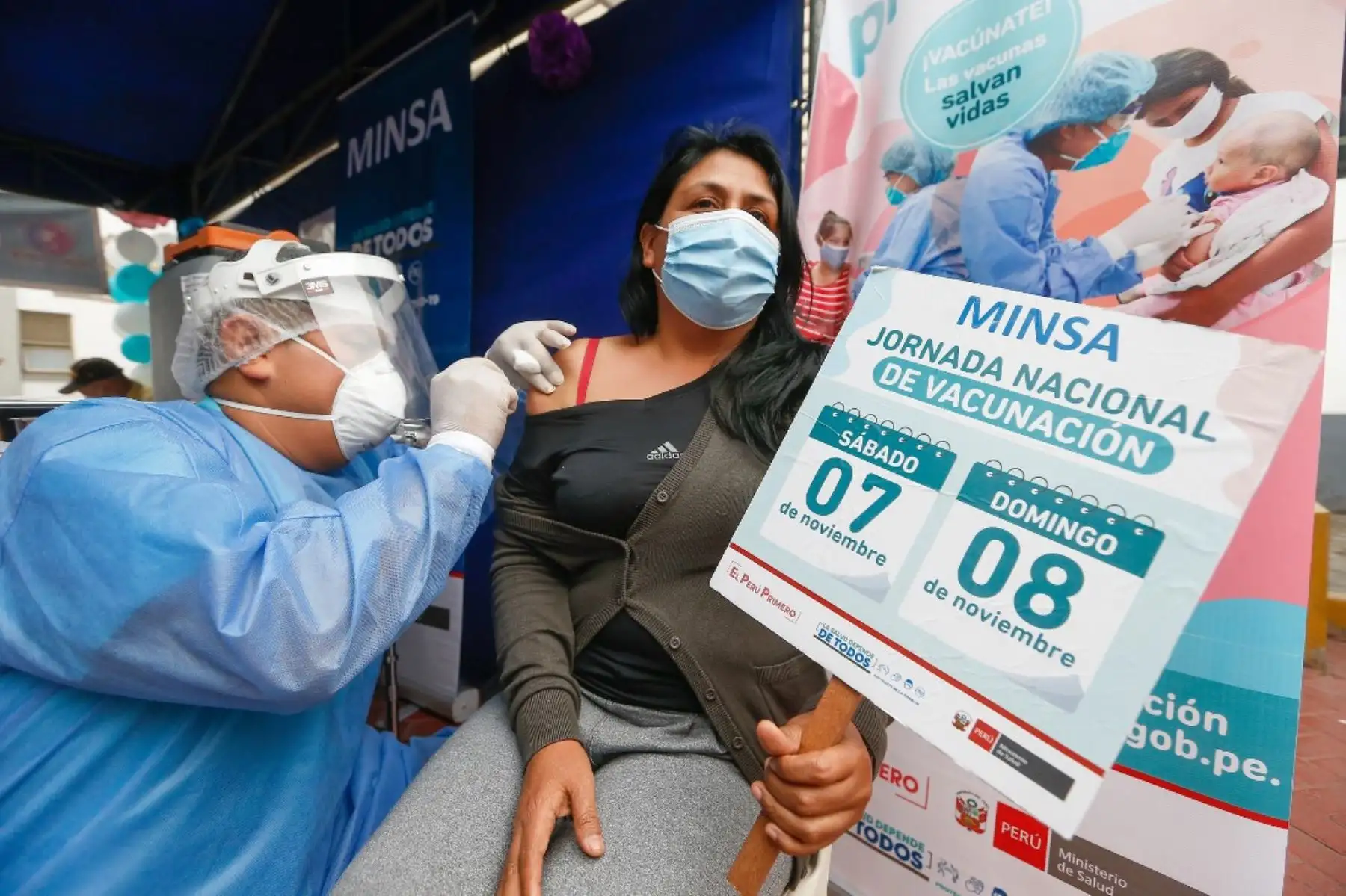 Vacunan contra la difteria a pacientes y trabajadores del Instituto Materno Perinatal. Foto: ANDINA/Difusión.