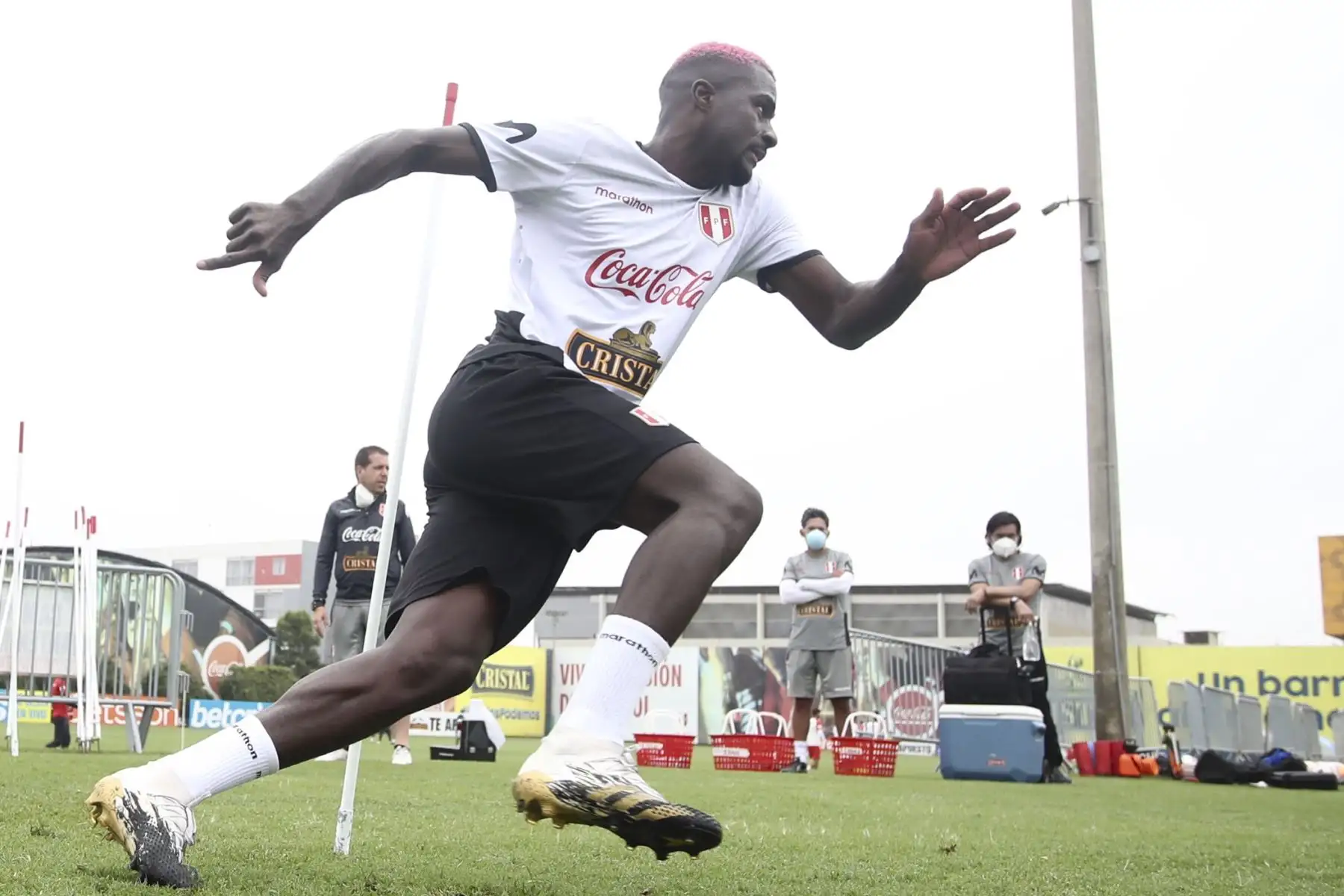 La Selección Peruana entrenó por tercer día para sus partidos contra Chile y Argentina. El entrenamiento se realizó con seleccionados locales en la Videna. Foto: FPF