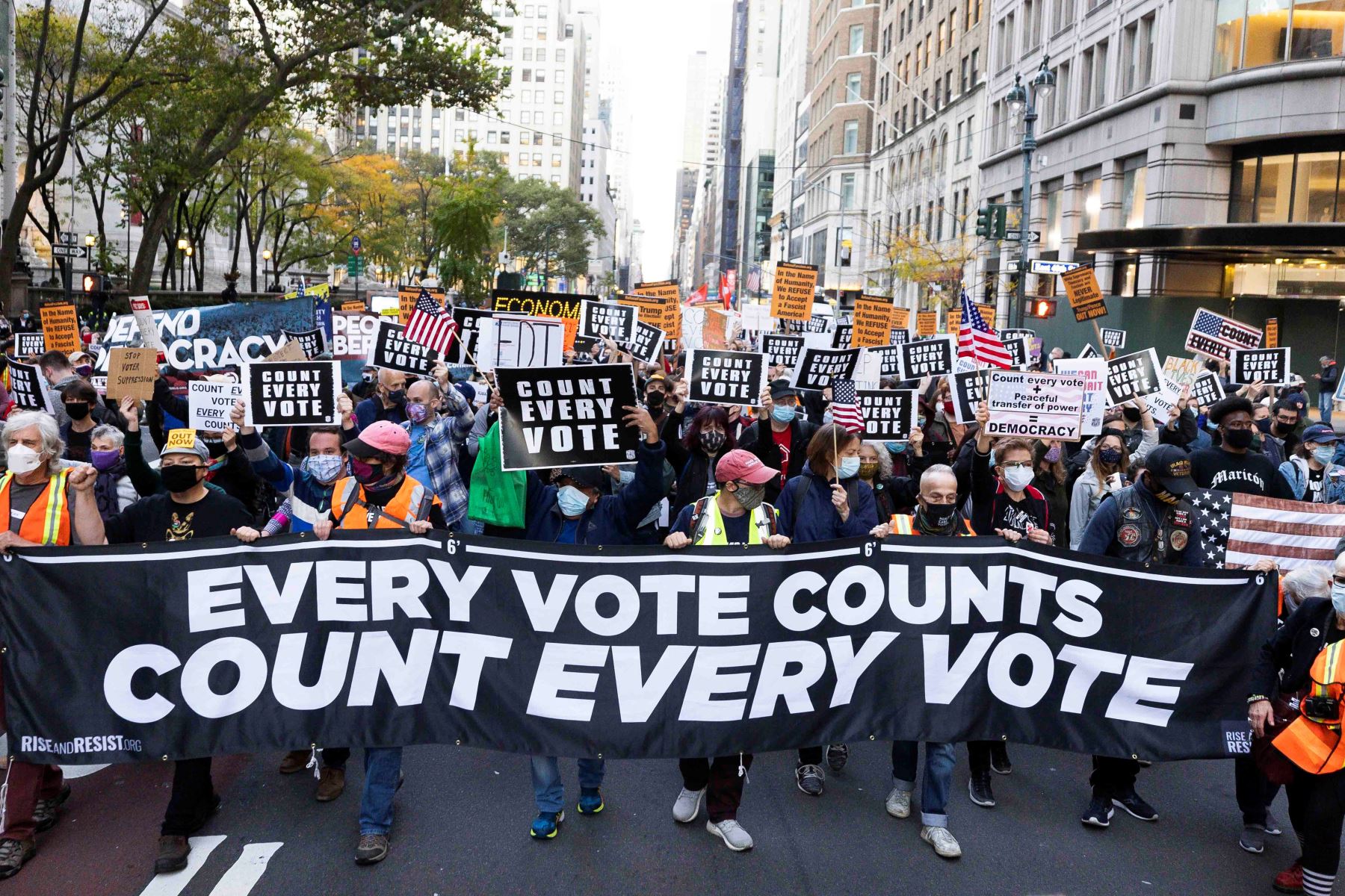 Manifestantes marchan en la Quinta Avenida durante un mitin para asegurar que todas las papeletas se contabilicen en las elecciones presidenciales de 2020 en Nueva York, EE. UU. Foto: EFE