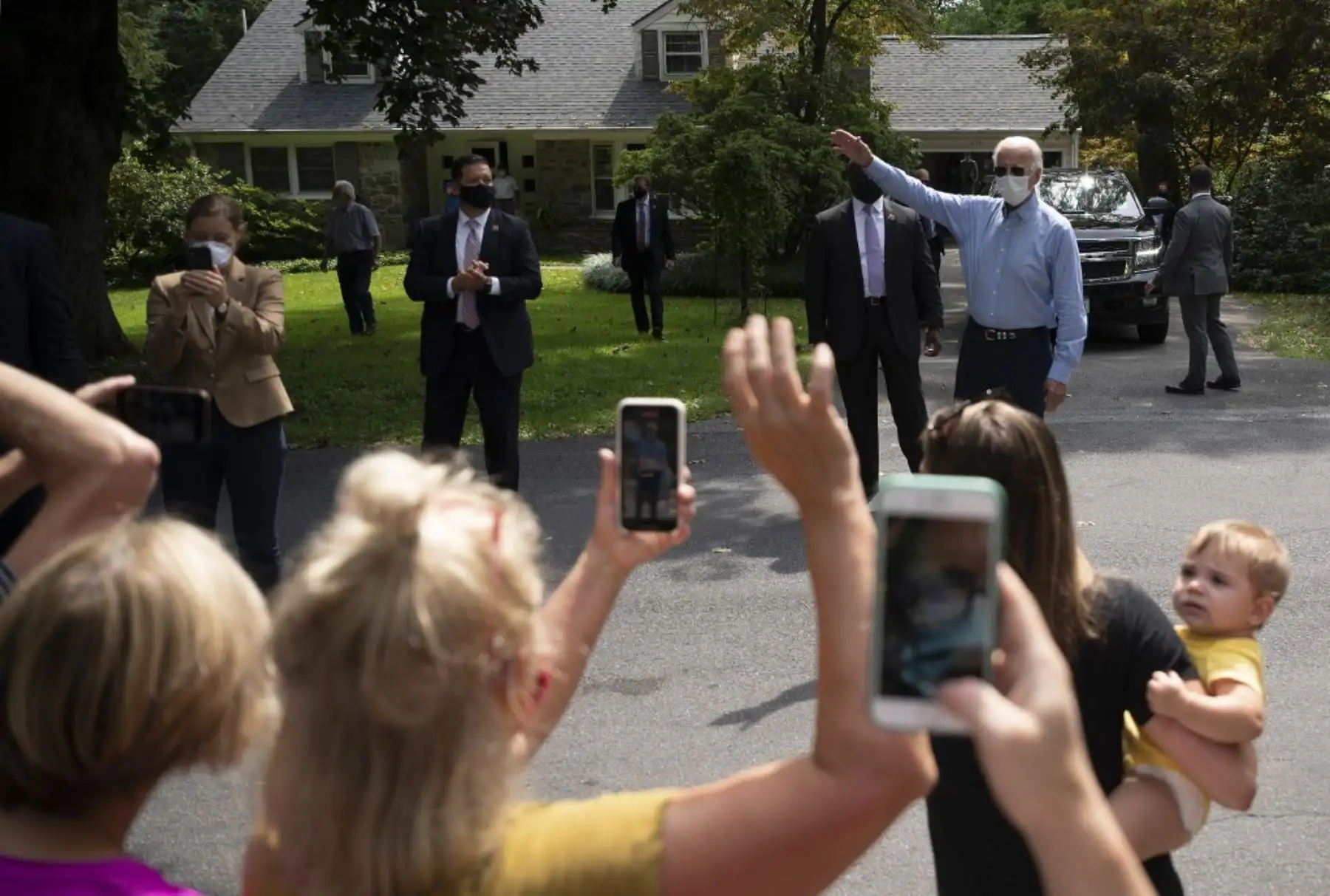 El candidato presidencial demócrata Joe Biden (derecha) habla con partidarios afuera, después de una reunión con líderes sindicales en Lancaster, Pensilvania, el 7 de septiembre de 2020. Foto: AFP