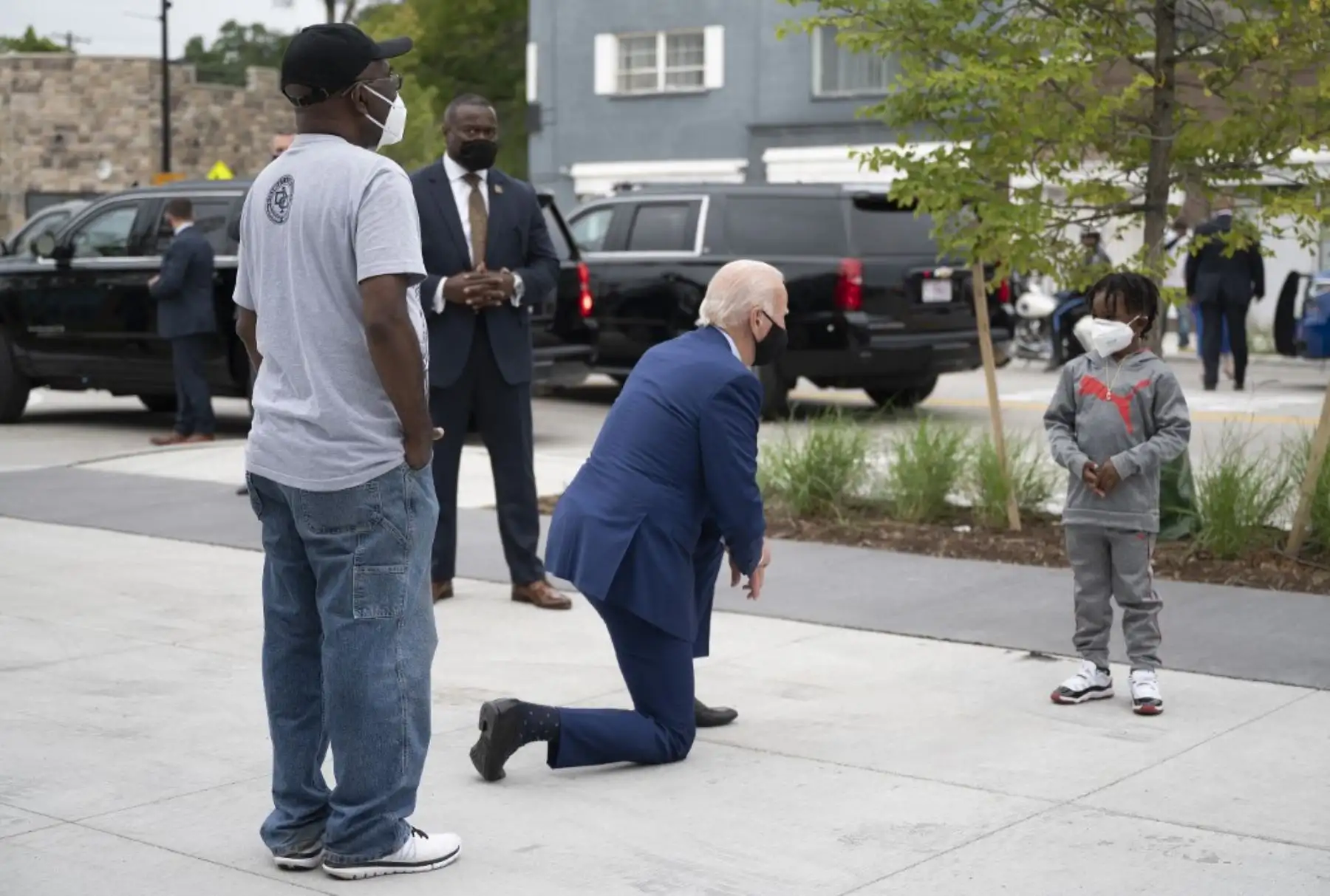 El candidato presidencial demócrata Joe Biden habla con C.J. Brown (R), hijo del propietario, mientras compra para sus nietos en la tienda Three Thirteen en Detroit, Michigan, el 9 de septiembre de 2020. Foto: AFP