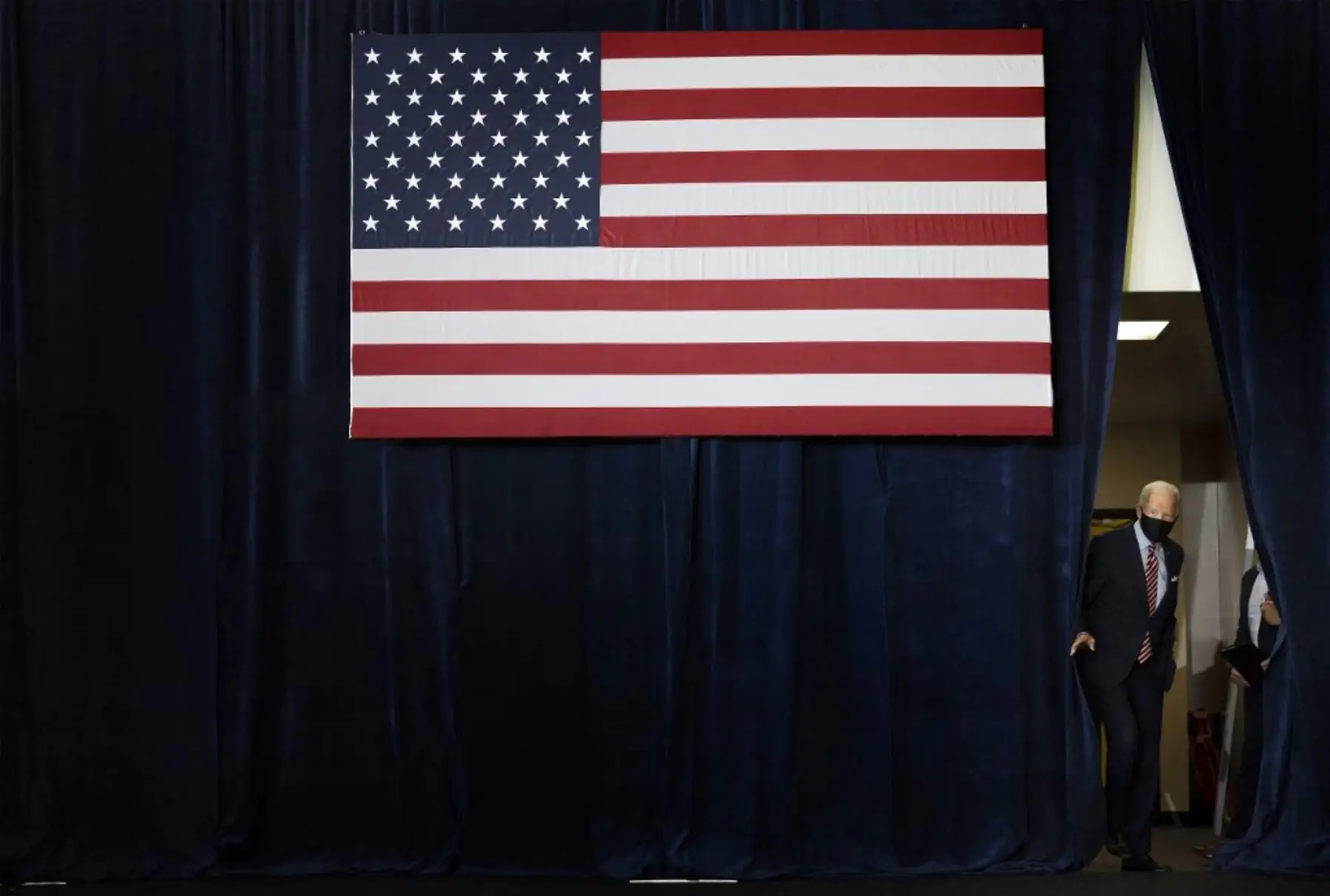 El candidato presidencial demócrata Joe Biden llega para hablar en Tampa, Florida el 15 de septiembre de 2020 en una mesa redonda con veteranos y familias de militares del área de Tampa. Foto: AFP