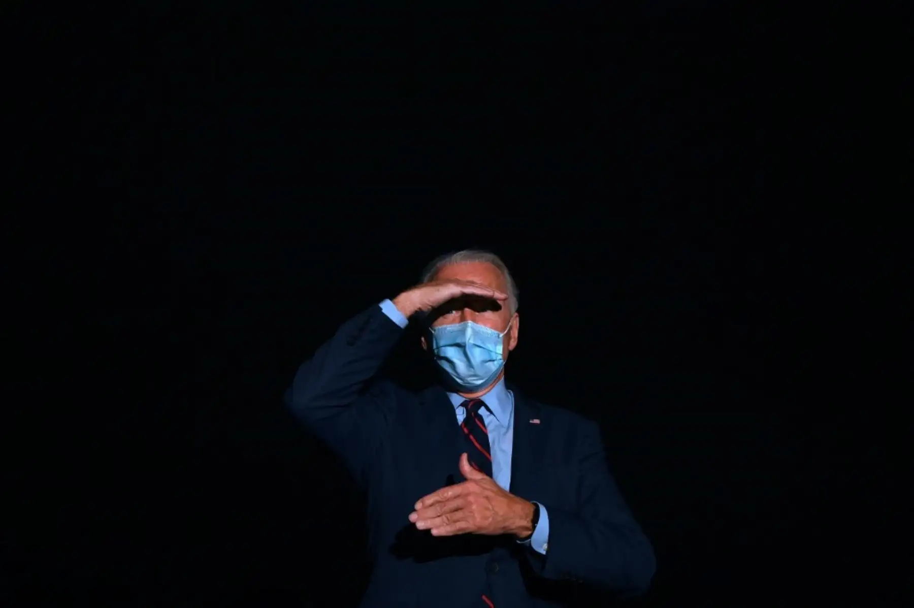 El candidato presidencial demócrata y exvicepresidente estadounidense Joe Biden habla con la prensa cuando sale del Aeropuerto Internacional de Cincinnati / Northern Kentucky, en Hebron, Kentucky, el 12 de octubre de 2020. Foto: AFP