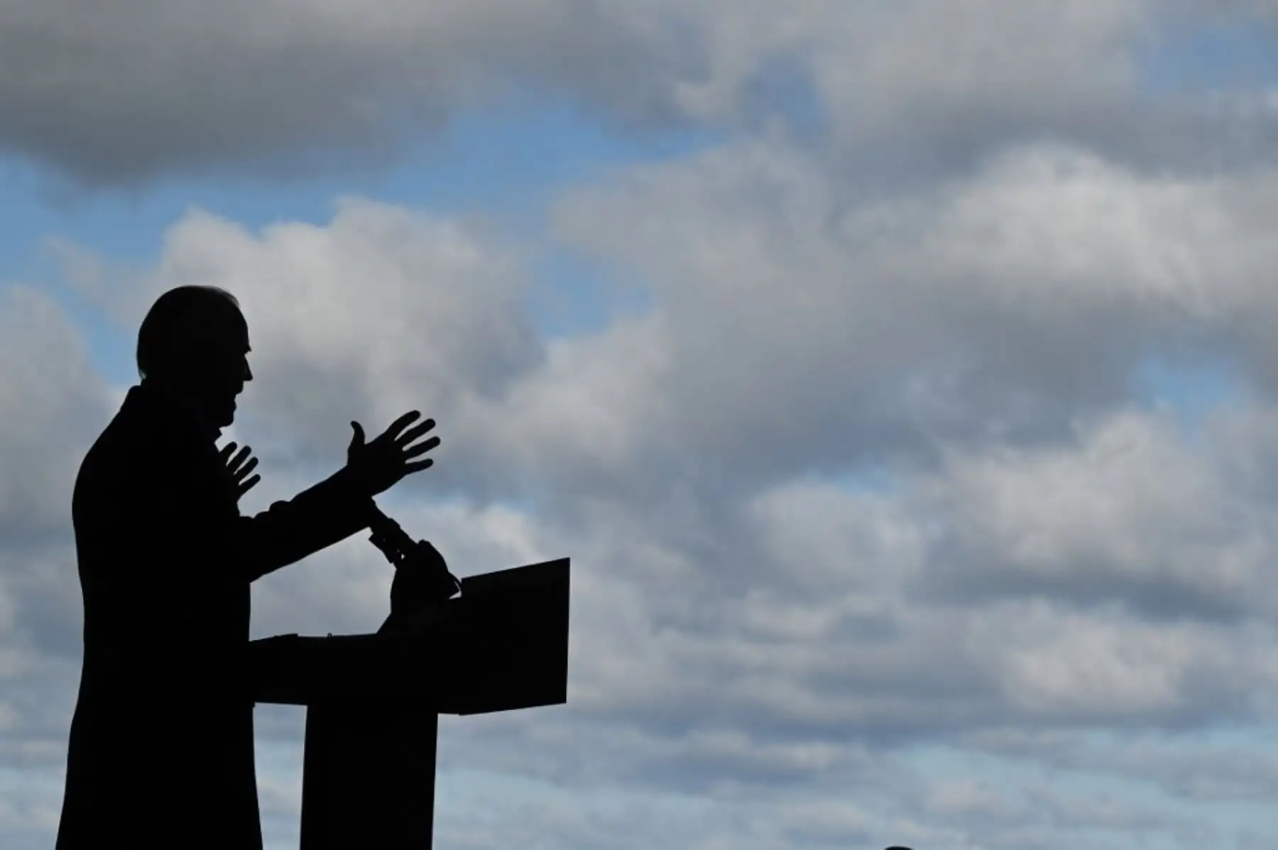 El candidato presidencial demócrata Joe Biden pronuncia un discurso en un drive-in get out the vote en el aeropuerto Burke Lakefront el 2 de noviembre de 2020 en Cleveland, Ohio. Foto: AFP