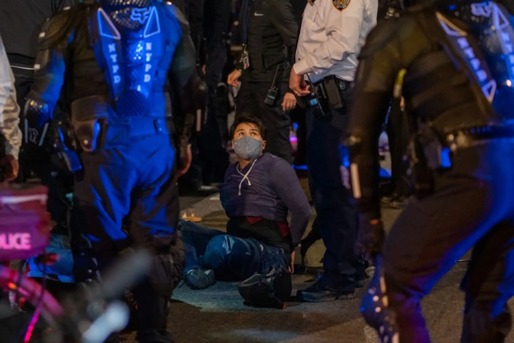 Manifestantes son arrestados mientras tomaban las calles porque los resultados de las elecciones presidenciales siguen siendo inciertos en la ciudad de Nueva York. Foto: AFP