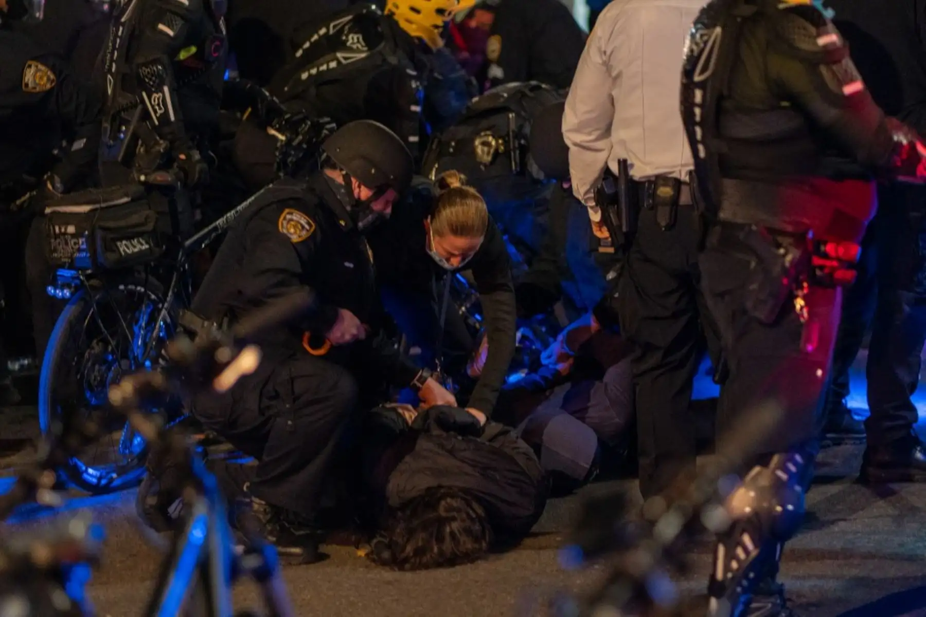 Manifestantes son arrestados mientras tomaban las calles porque los resultados de las elecciones presidenciales siguen siendo inciertos en la ciudad de Nueva York. Foto: AFP