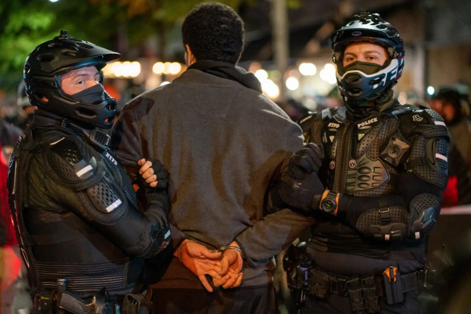Manifestantes son arrestados mientras tomaban las calles porque los resultados de las elecciones presidenciales siguen siendo inciertos en la ciudad de Nueva York. Foto: AFP