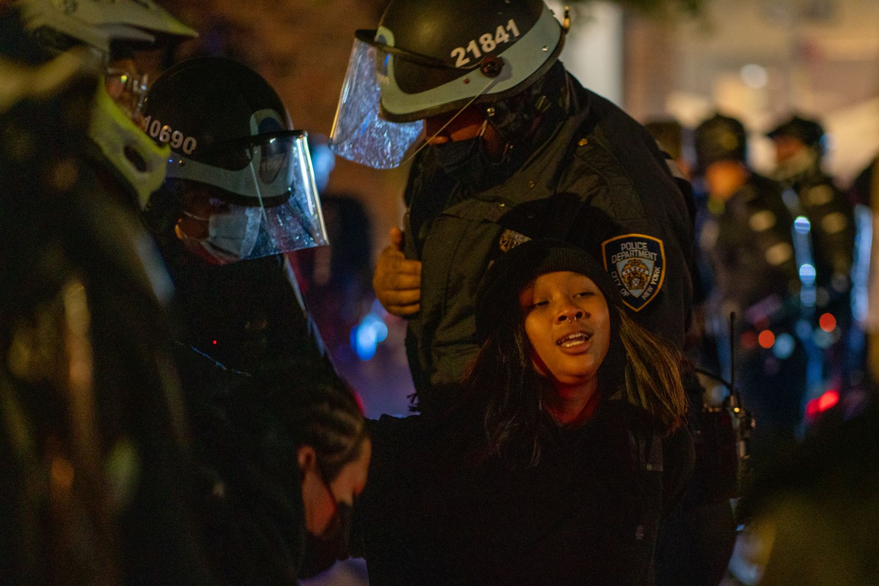 Manifestantes son arrestados mientras tomaban las calles porque los resultados de las elecciones presidenciales siguen siendo inciertos en la ciudad de Nueva York. Foto: AFP