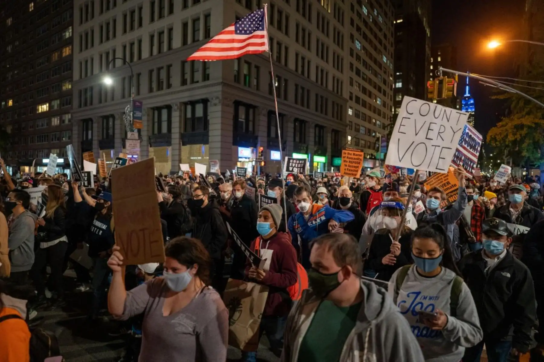 Manifestantes toman las calles porque los resultados de las elecciones presidenciales siguen siendo inciertos en la ciudad de Nueva York. Foto: AFP