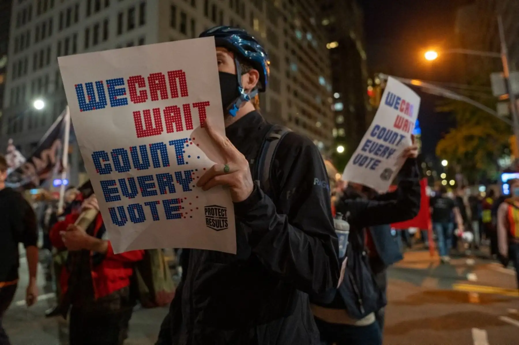 Manifestantes toman las calles porque los resultados de las elecciones presidenciales siguen siendo inciertos en la ciudad de Nueva York. Foto: AFP