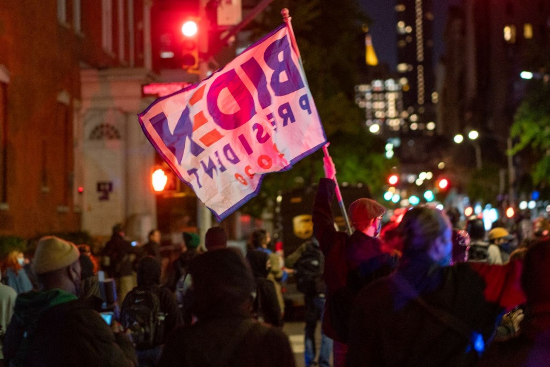 Manifestantes toman las calles porque los resultados de las elecciones presidenciales siguen siendo inciertos en la ciudad de Nueva York. Foto: AFP