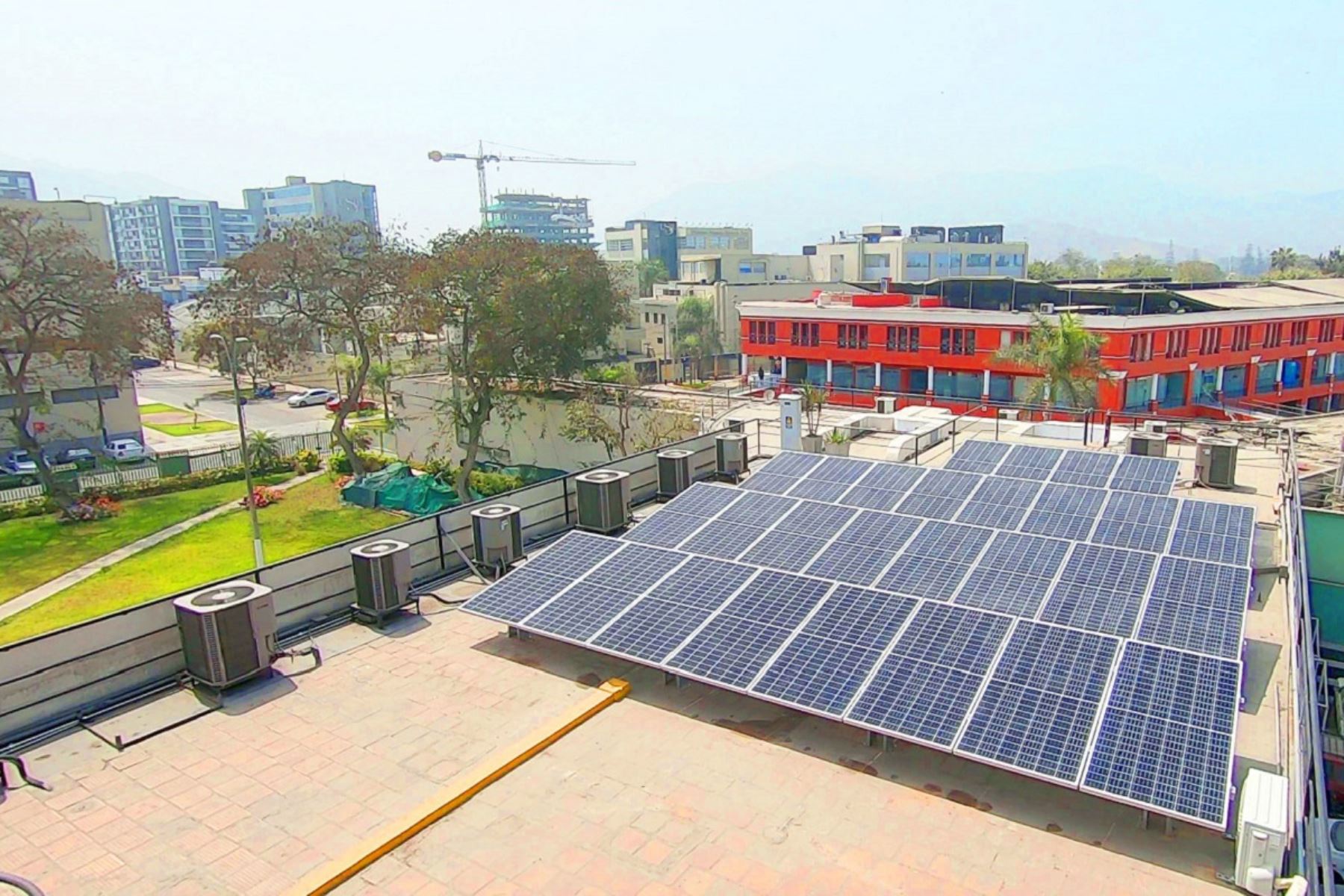 Paneles solares en el Instituto de Ingenieros de Minas del Perú. Foto: Cortesía.