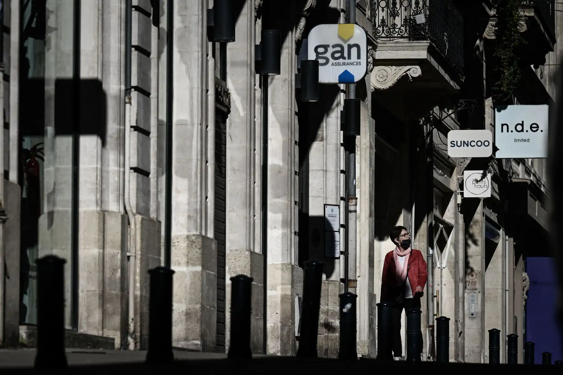 Un peatón pasa frente a las tiendas cerradas en la calle de Burdeos, suroeste de Francia, en el séptimo día de un bloqueo destinado a contener la propagación del nuevo coronavirus.
Foto: AFP