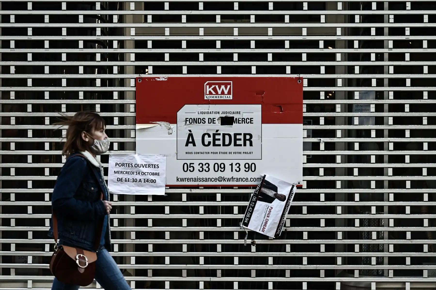 Un peatón con una máscara protectora pasa frente a una tienda cerrada permanentemente en una calle de Burdeos, en el suroeste de Francia, en el séptimo día de un bloqueo destinado a contener la propagación del nuevo coronavirus .
Foto: AFP