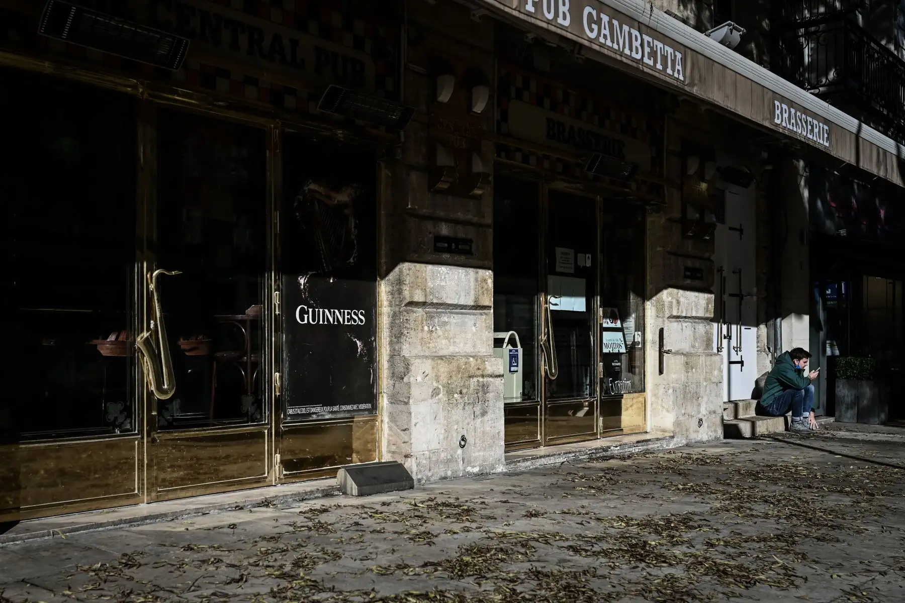 Un hombre mira su teléfono móvil mientras se sienta junto a un café cerrado en Burdeos, suroeste de Francia, en el séptimo día de un bloqueo destinado a contener la propagación del nuevo coronavirus.
Foto: AFP