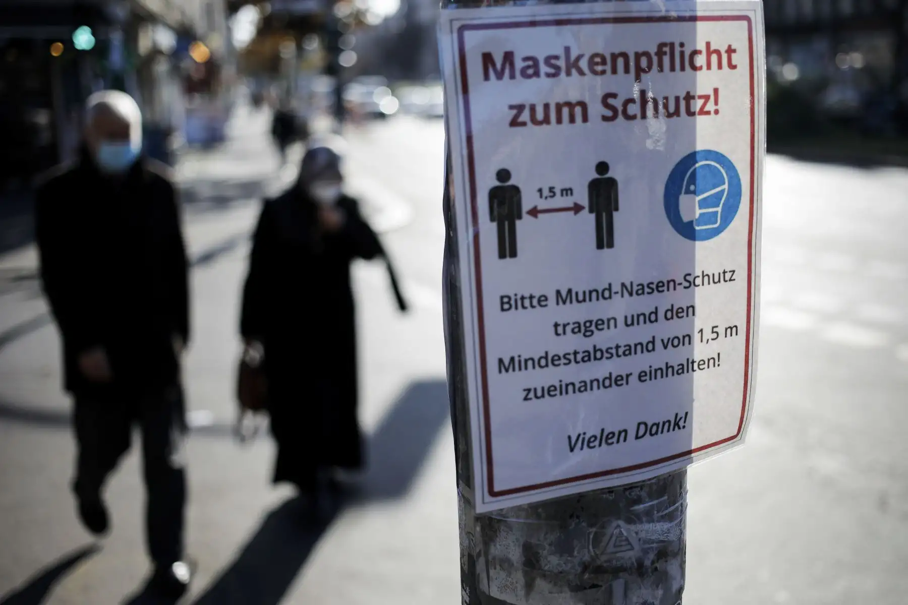 La gente cruza la calle pasando un letrero que pide a las personas que usen máscaras y observen las reglas de distanciamiento social en el distrito de Kreuzberg de Berlín.
Foto: AFP