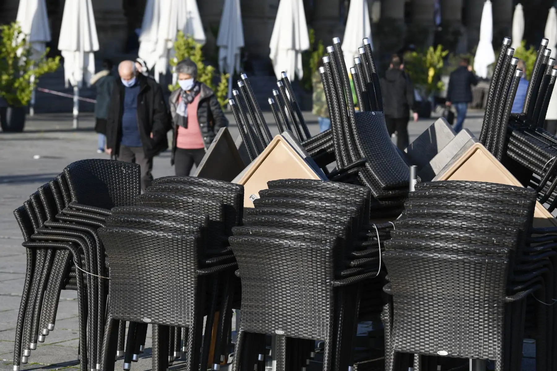 Personas que usan mascarillas pasan por sillas de restaurante cerradas en Stuttgart, sur de Alemania, en medio de la pandemia de coronavirus .
Foto: AFP