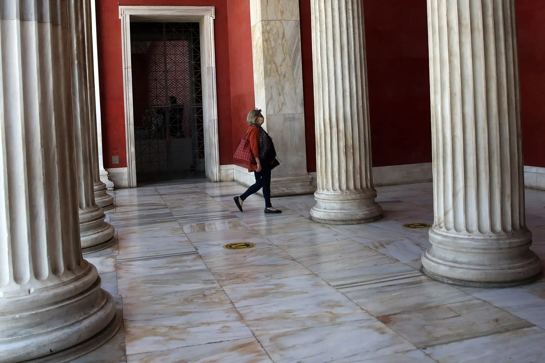 Un empleado ingresa al Museo Arqueológico cerrado al público, en Atenas, Grecia. El gobierno griego decidió que todos los museos permanecerán cerrados al público para detener la propagación  del coronavirus .
Foto: EFE