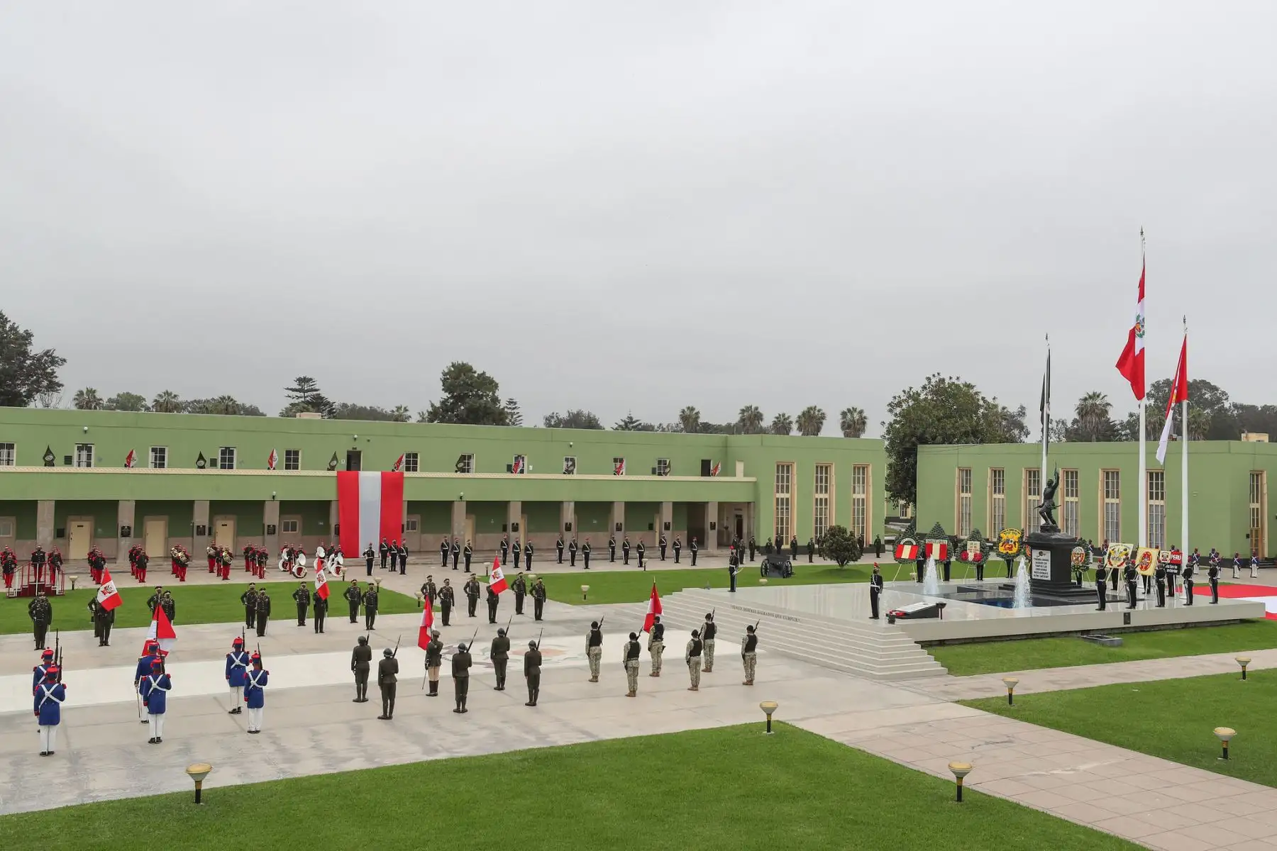 Presidente del Consejo de Ministros Walter Martos participó de la ceremonia por el 204 aniversario del natalicio del coronel Francisco Bolognesi y el día del soldado en la Escuela Militar de Chorrillos.

Foto: ANDINA/PCM