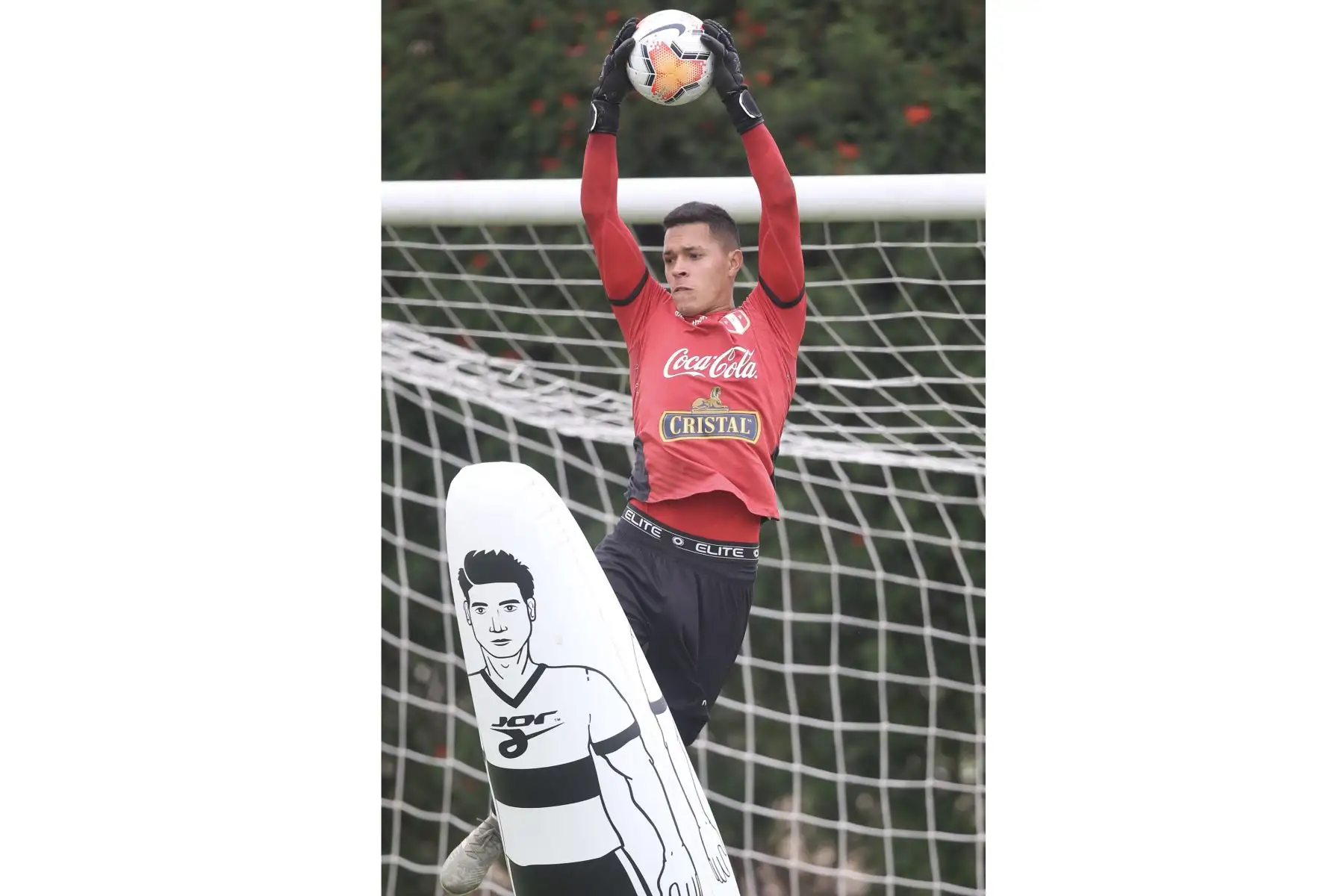Alejandro Duarte en entrenamientos de la Selección Peruana en la Videna FPF, con miras al primer duelo ante la selección de  Chile por las Clasificatorias a Qatar 2022.
Foto: @SeleccionPeru
