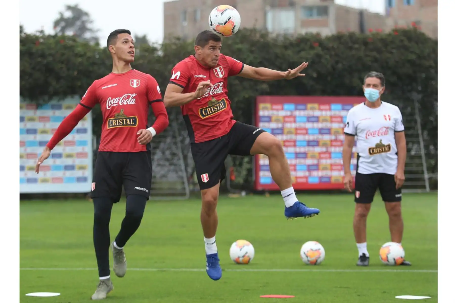 Aldo Corzo en entrenamientos junto a sus compañeros de Selección Peruana, quienes realizan  un nuevo día de entrenamientos en la Videna FPF con miras al primer duelo ante la selección de  Chile por las Clasificatorias a Qatar 2022. 
Foto: @SeleccionPeru