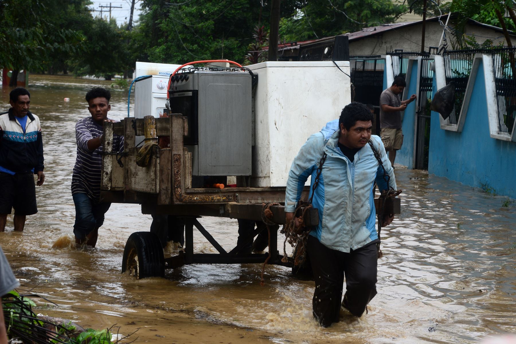 Residentes locales rescatan sus pertenencias luego del desborde del río Ulúa en el municipio de El Progreso, departamento de Yoro, Honduras debido a las fuertes lluvias provocadas por el huracán Eta.
Foto: AFP