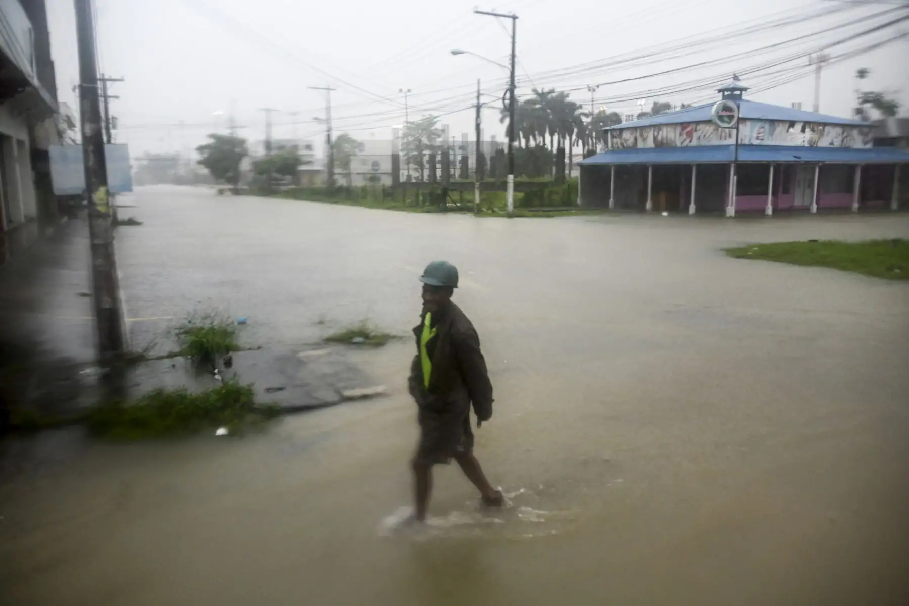 Un hombre camina por una calle inundada debido a las fuertes lluvias provocadas por el huracán Eta, ahora degradado a tormenta tropical, en Puerto Barrios, Izabal 310 km al norte de la Ciudad de Guatemala.
Foto: AFP