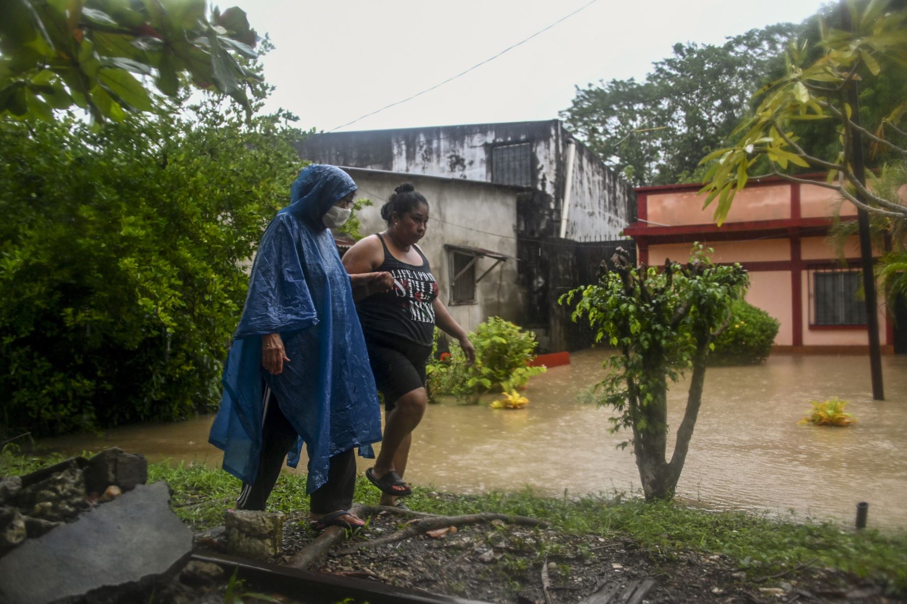 Mujeres caminan frente a una casa inundada debido a las fuertes lluvias causadas por el huracán Eta, ahora degradado a tormenta tropical, en Puerto Barrios, Izabal, 310 km al norte de la Ciudad de Guatemala.
Foto: AFP