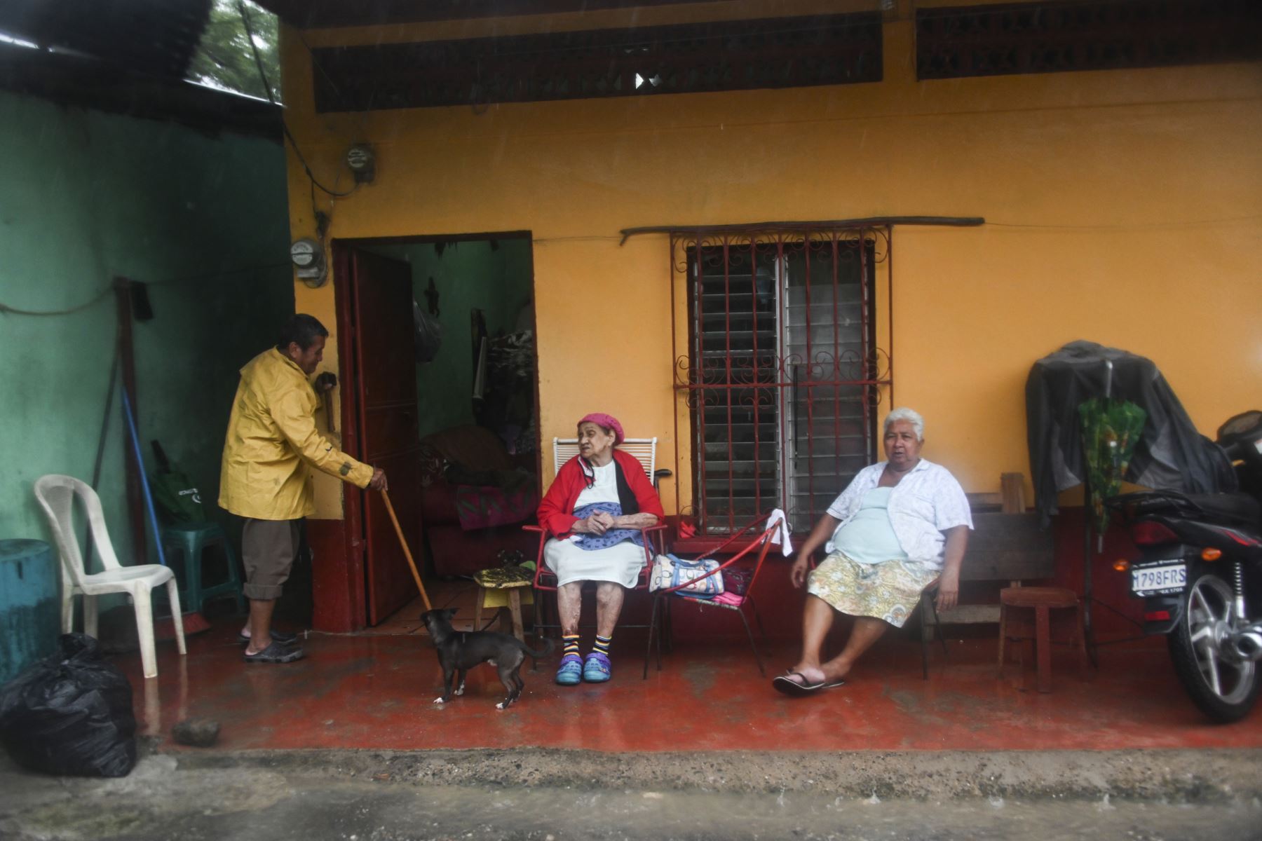 Los residentes locales permanecen afuera de su casa inundada debido a las fuertes lluvias causadas por el huracán Eta, ahora degradado a tormenta tropical, en Puerto Barrios, Izabal 310 km al norte de la Ciudad de Guatemala.
Foto: AFP