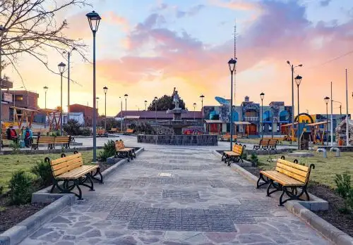 Así luce ahora la hermosa plaza de Armas de Atuncolla que, junto a otras calles del distrito, fue remozada por el Plan Copesco y ahora este importante destino turístico de Puno espera el retorno de los visitantes. ANDINA/Difusión
