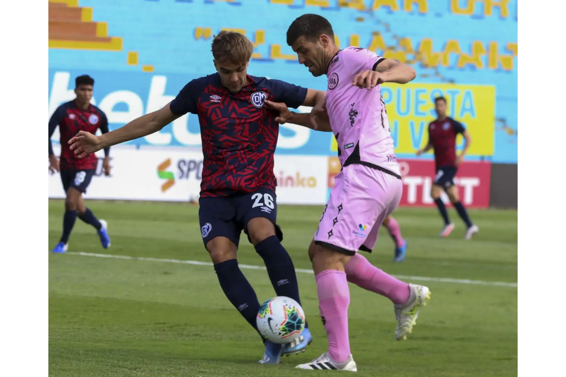 El jugador Mansilla le quita el balón a su rival durante el encuentro entre Sport Boys y Municipal por el Torneo Clausura. Foto: Liga 1