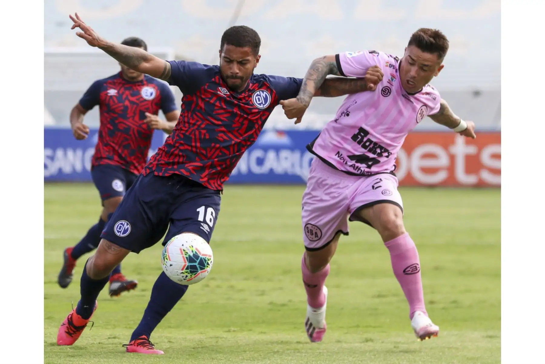 J. Ortín y Y. Cordova disputan el balón durante el encuentro entre Sport Boys y Municipal por el Torneo Clausura. Foto: Liga 1