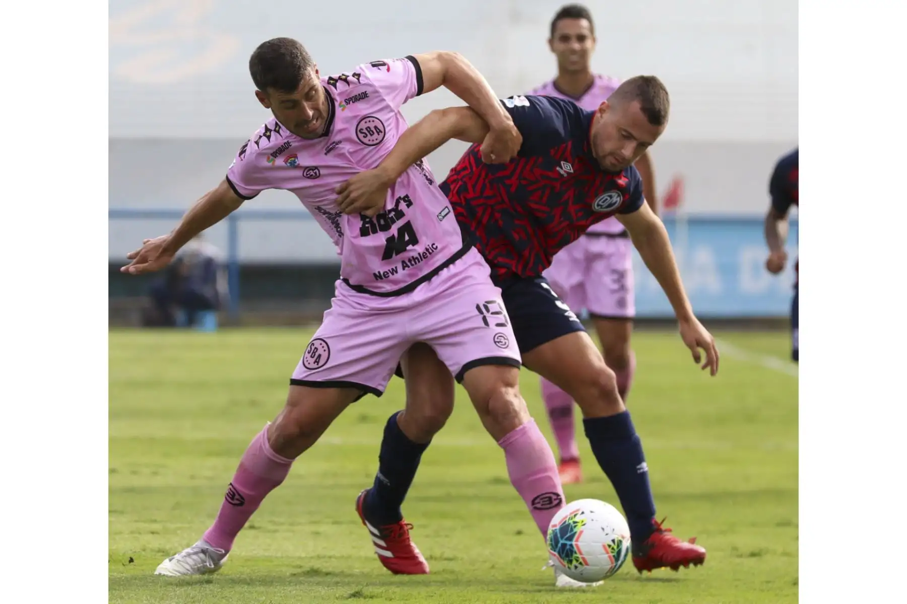 S.Penco disputa el balón con su rival. Sport Boys y Municipal se enfrentan por el Torneo Clausura. Foto: Liga 1
