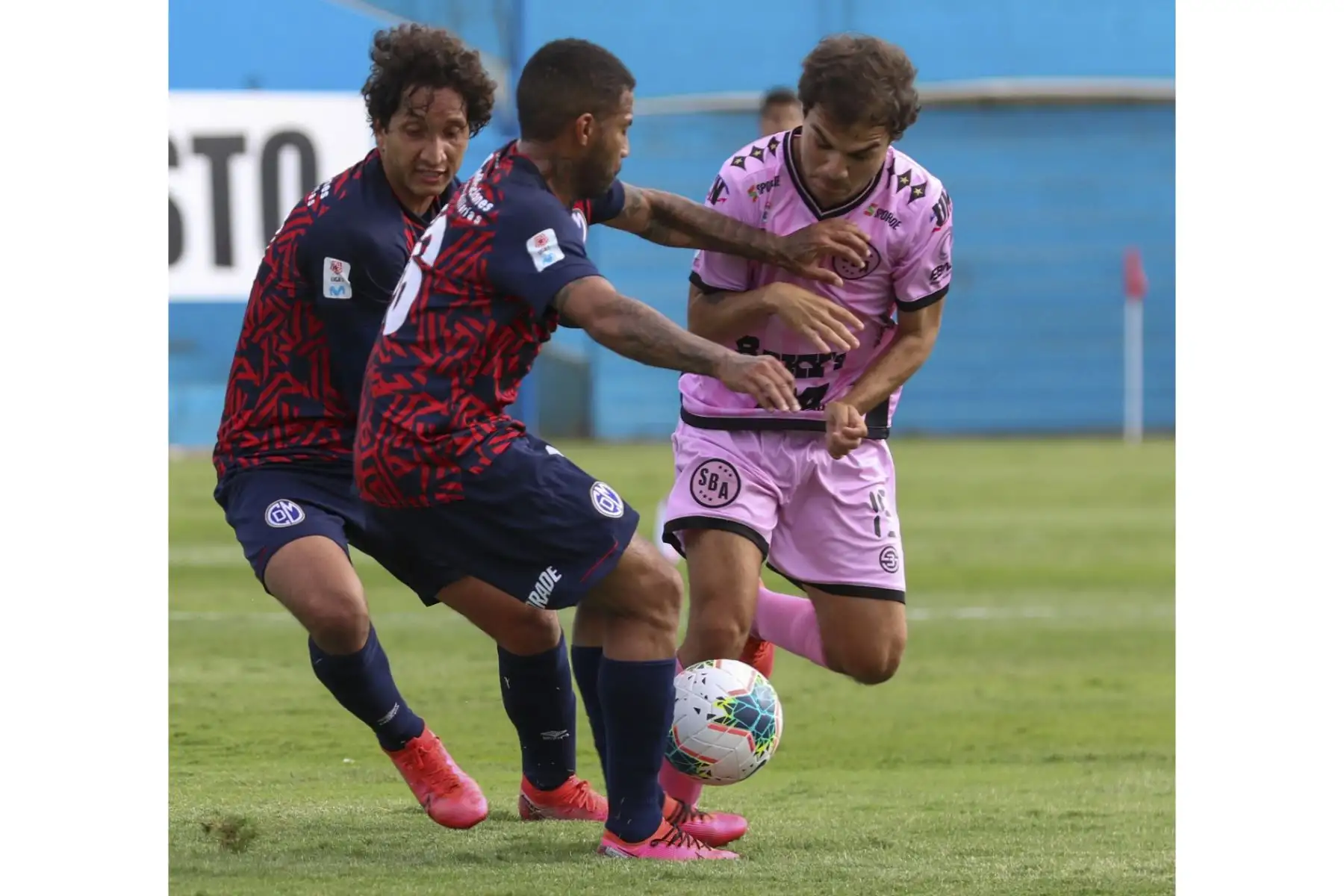 El jugador Ratto lucha por el balón con su rival del Municipal. Sport Boys y Municipal se enfrentan por el Torneo Clausura. Foto: Liga 1