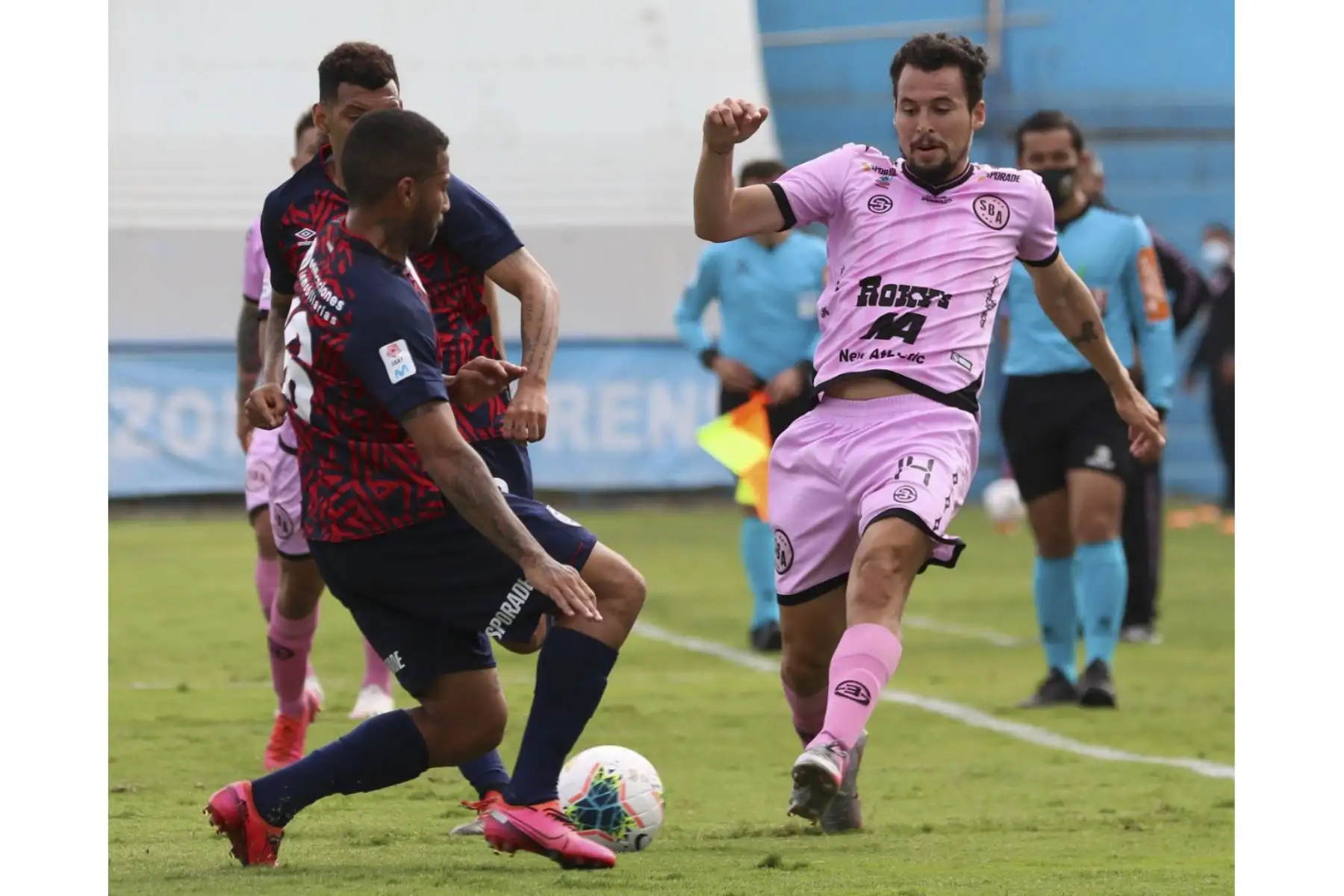 El jugador Torrejón corre tras el balón. Sport Boys y Municipal se enfrentan por el Torneo Clausura. Foto: Liga 1