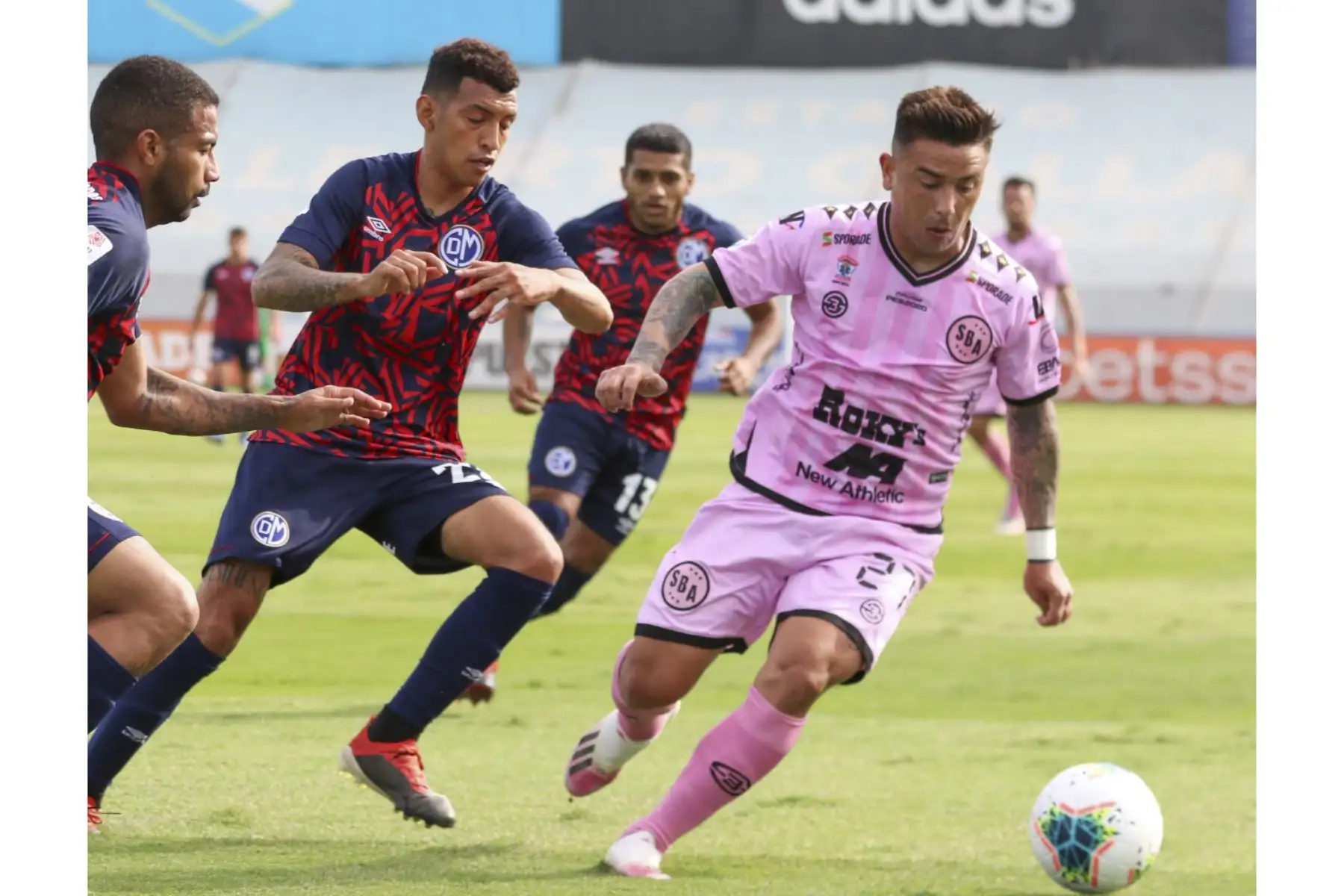 El jugador del Sport Boys Ortiz disputa el balón contra el jugador del Municipal en el Estadio San Martín. Foto: Liga 1