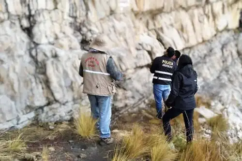 Peritos de la policía comprueban daño material en la zona rupestre de Pintay Punta, en la región Áncash. Foto: ANDINA/Difusión
