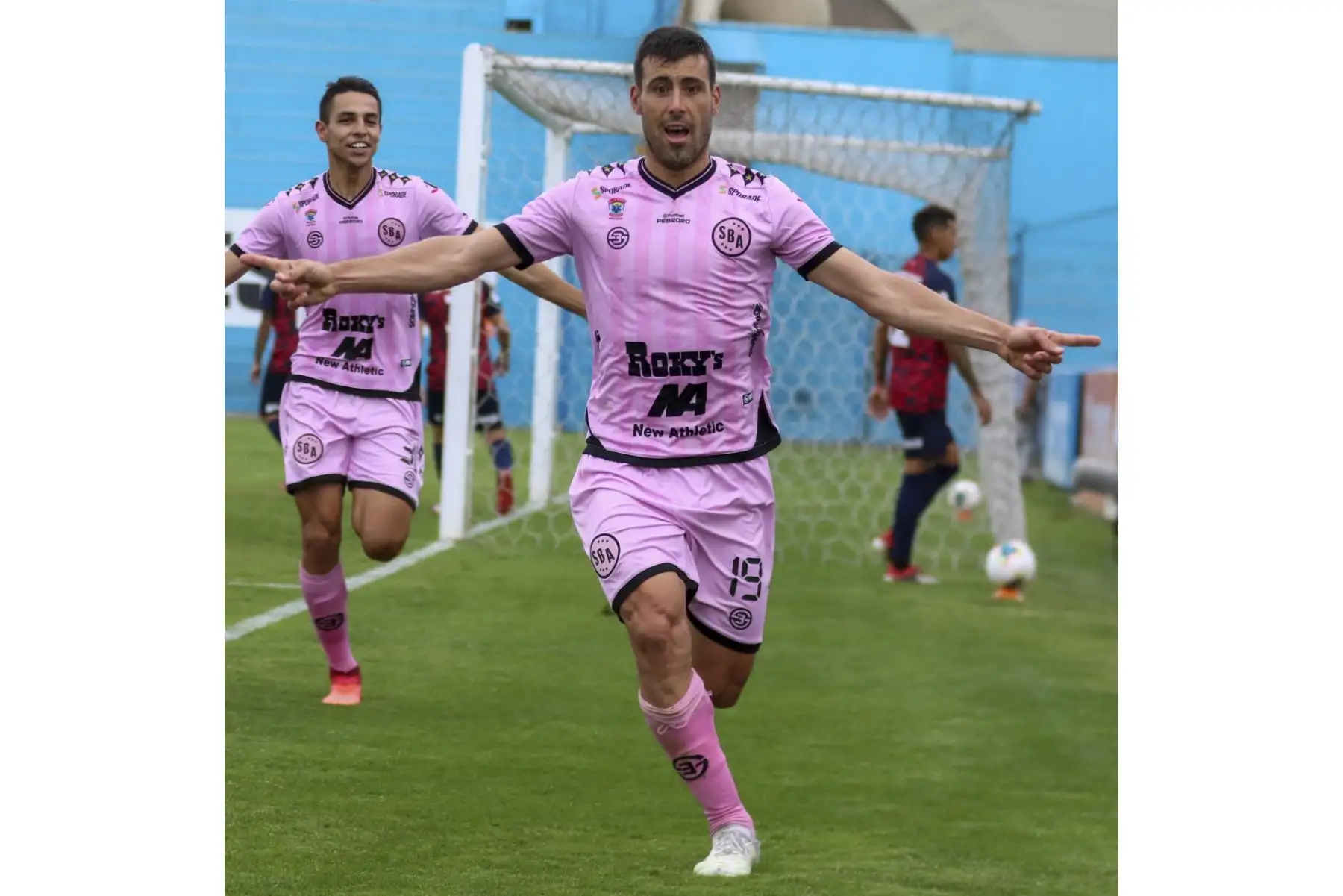 Sebastian Penco celebra su gol ante Municipal en un encuentro por la fase 2 de la Liga 1. Foto: Liga 1