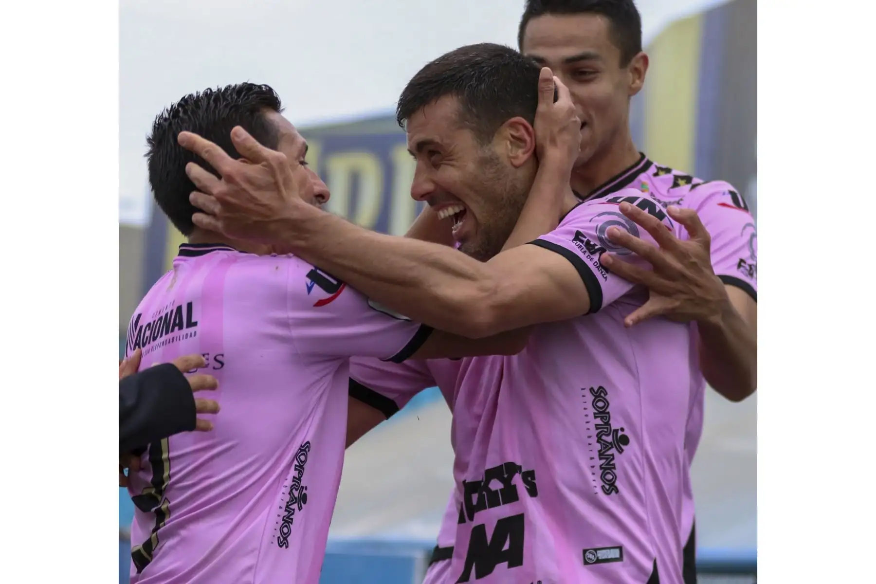 Sebastian Penco celebra su gol ante Municipal en un encuentro por la fase 2 de la Liga 1. Foto: Liga 1
