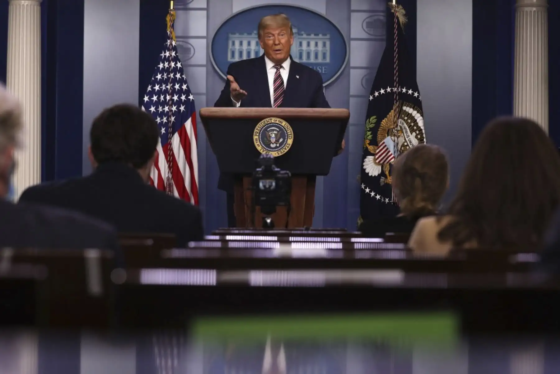 El presidente de los Estados Unidos, Donald Trump, habla en la sala de reuniones de la Casa Blanca el 5 de noviembre de 2020 en Washington, DC en medio de la disputa electoral contra el candidato presidencial demócrata Joe Biden. Foto: AFP