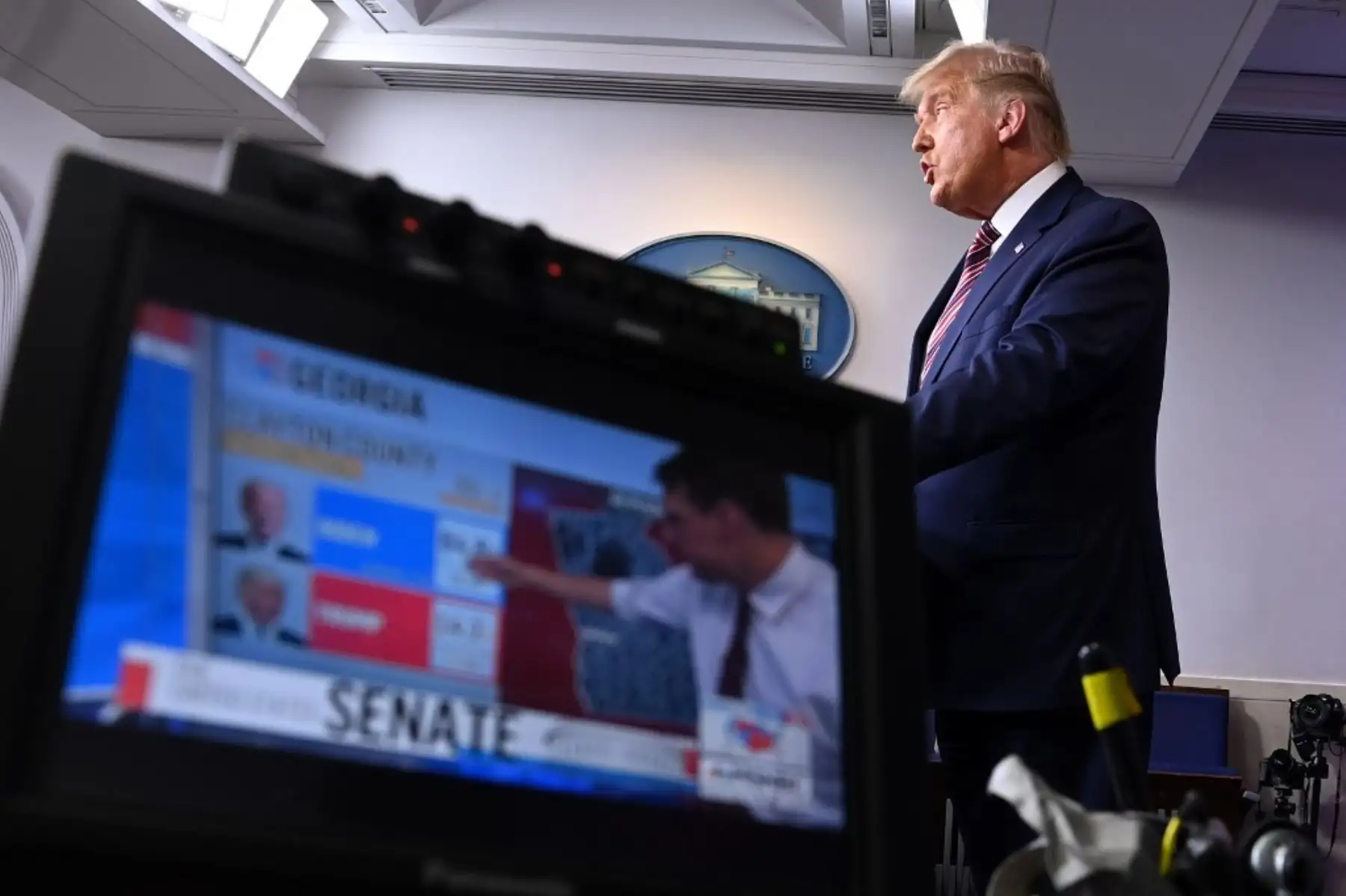 El presidente de los Estados Unidos, Donald Trump, habla en la sala de reuniones de la Casa Blanca el 5 de noviembre de 2020 en Washington, DC en medio de la disputa electoral contra el candidato presidencial demócrata Joe Biden. Foto: AFP
