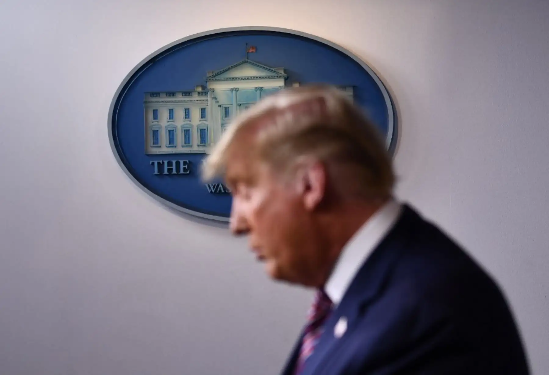 El presidente de los Estados Unidos, Donald Trump, habla en la sala de reuniones de la Casa Blanca el 5 de noviembre de 2020 en Washington, DC en medio de la disputa electoral contra el candidato presidencial demócrata Joe Biden. Foto: AFP