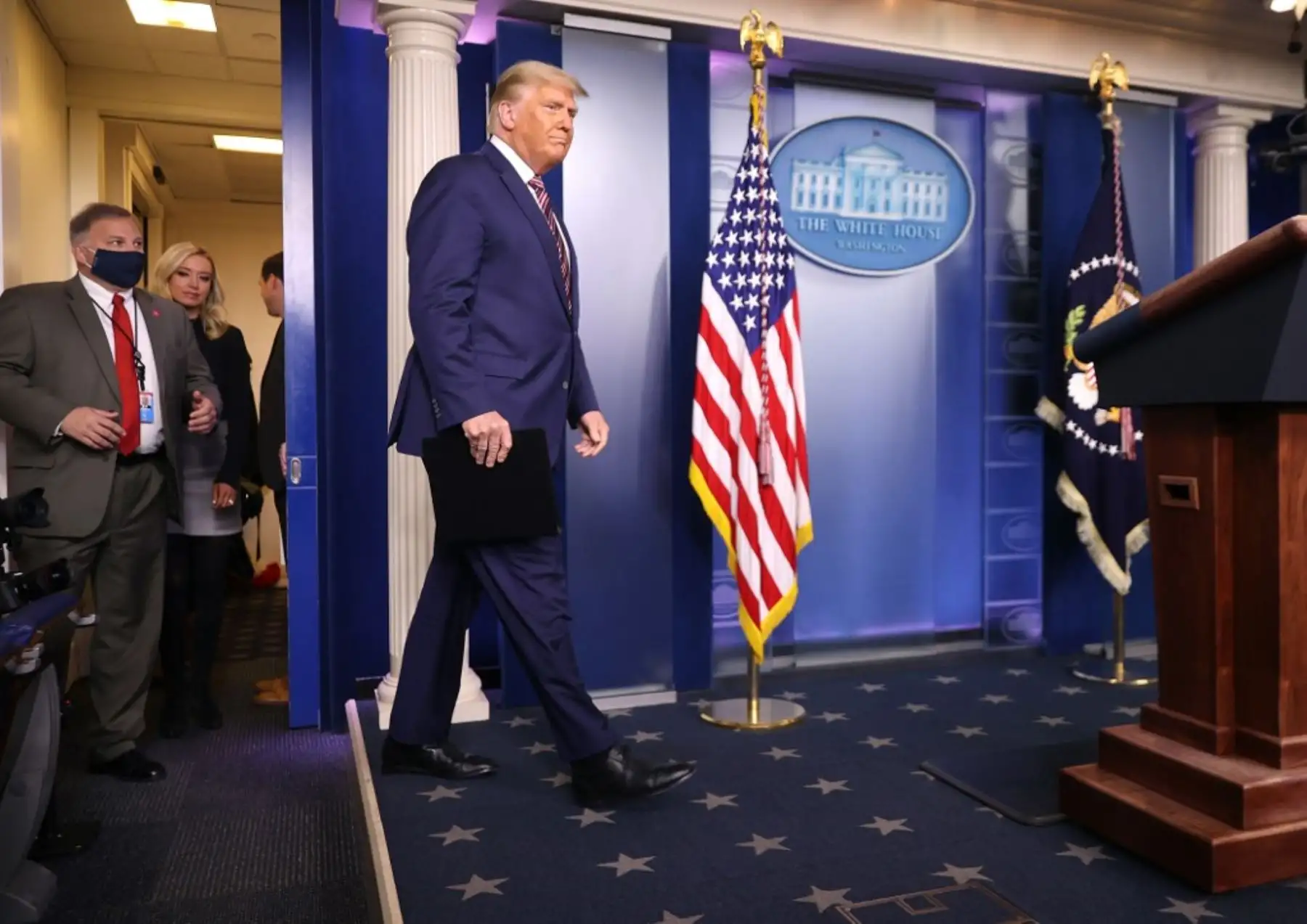 El presidente de los Estados Unidos, Donald Trump, entra a la sala de reuniones de la Casa Blanca el 5 de noviembre de 2020 en Washington, DC en medio de la disputa electoral contra el candidato presidencial demócrata Joe Biden. Foto: AFP