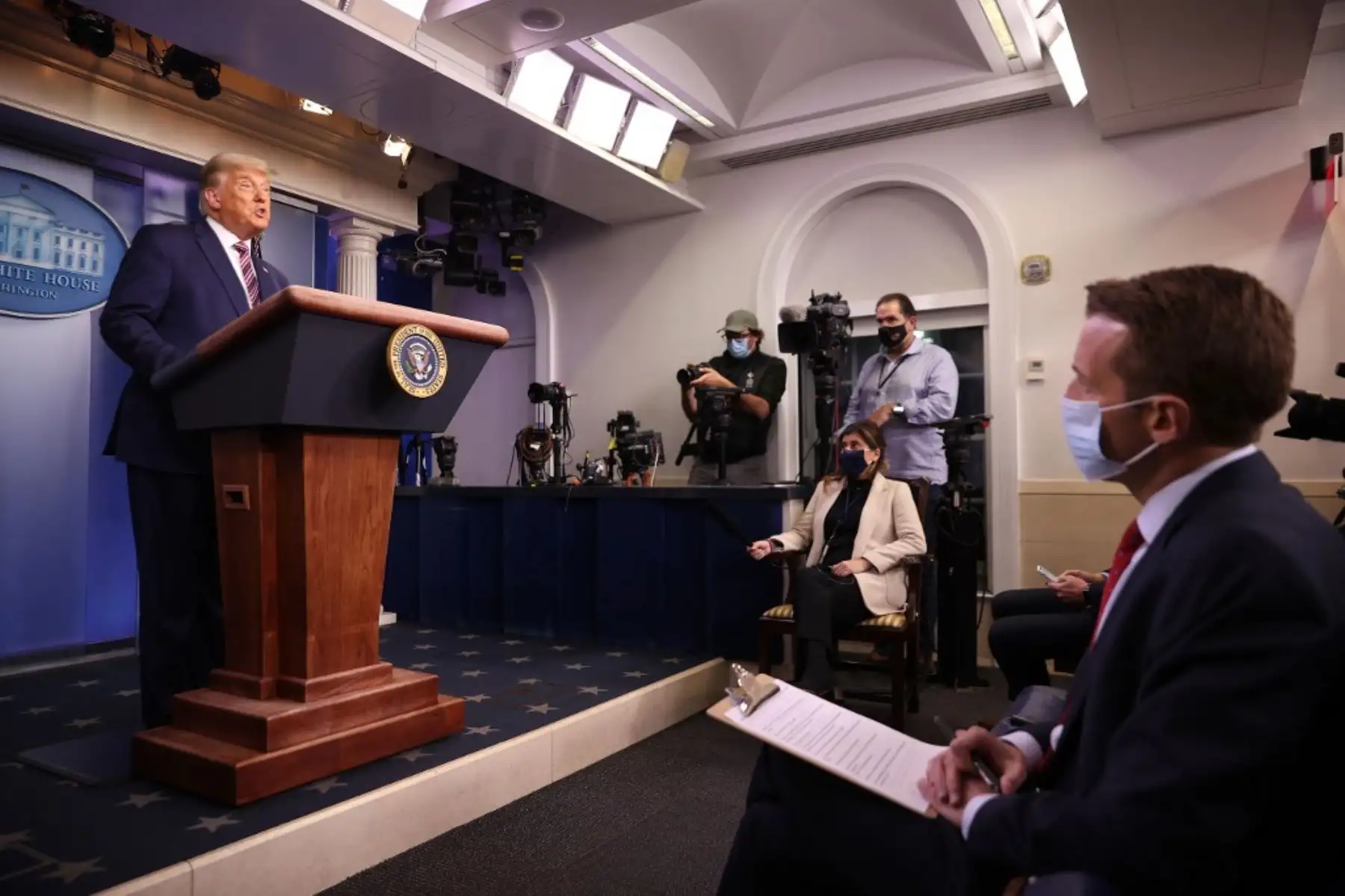 El presidente de los Estados Unidos, Donald Trump, habla en la sala de reuniones de la Casa Blanca el 5 de noviembre de 2020 en Washington, DC en medio de la disputa electoral contra el candidato presidencial demócrata Joe Biden. Foto: AFP