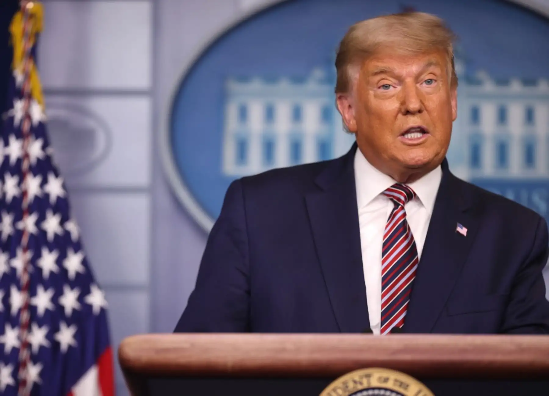 El presidente de los Estados Unidos, Donald Trump, habla en la sala de reuniones de la Casa Blanca el 5 de noviembre de 2020 en Washington, DC en medio de la disputa electoral contra el candidato presidencial demócrata Joe Biden. Foto: AFP
