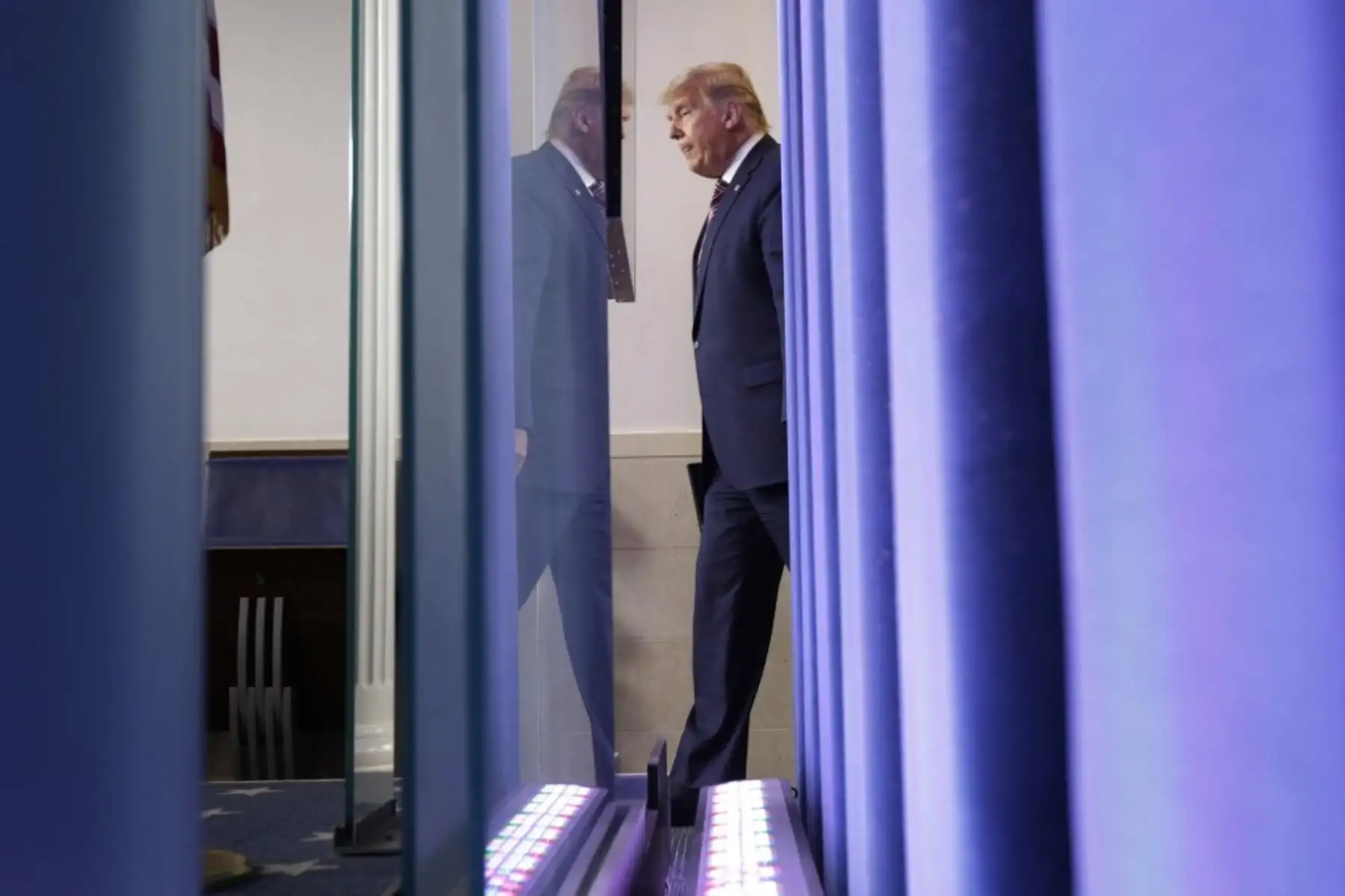 El presidente de los Estados Unidos, Donald Trump, se dirige a la sala de reuniones de la Casa Blanca para brindar una conferencia de prensa el 5 de noviembre de 2020 en Washington, DC en medio de la disputa electoral contra el candidato presidencial demócrata Joe Biden. Foto: AFP