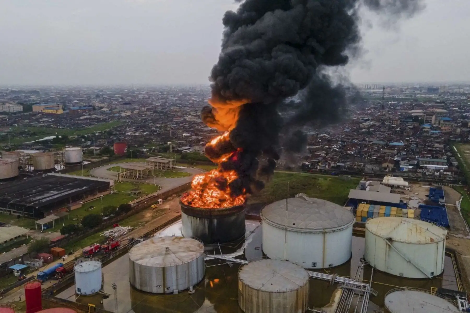 Una vista aérea muestra un tanque de petrolero incendiadose en OVH Energy Marketing en Apapa, Lagos, el 5 de noviembre de 2020. La causa del incendio aún se desconoce en este momento, pero el servicio de bomberos está en tierra para controlar el brote de incendio. Foto: AFP