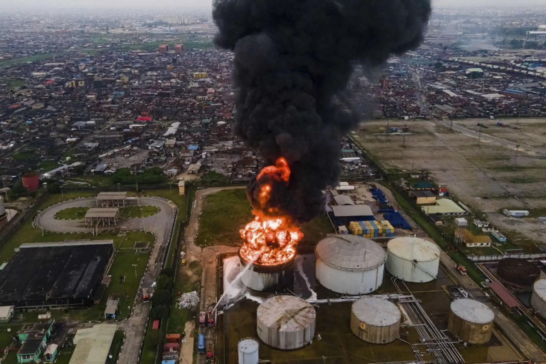 Una vista aérea muestra un tanque de petrolero incendiadose en OVH Energy Marketing en Apapa, Lagos, el 5 de noviembre de 2020. La causa del incendio aún se desconoce en este momento, pero el servicio de bomberos está en tierra para controlar el brote de incendio. Foto: AFP