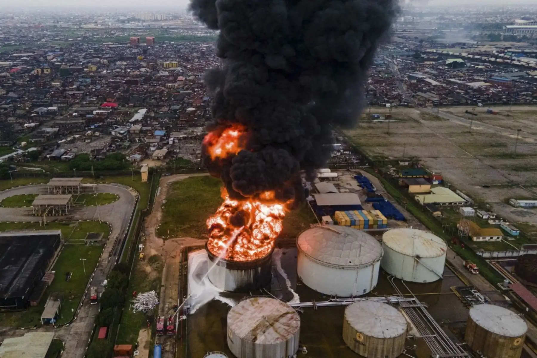 Una vista aérea muestra un tanque de petrolero incendiadose en OVH Energy Marketing en Apapa, Lagos, el 5 de noviembre de 2020. La causa del incendio aún se desconoce en este momento, pero el servicio de bomberos está en tierra para controlar el brote de incendio. Foto: AFP