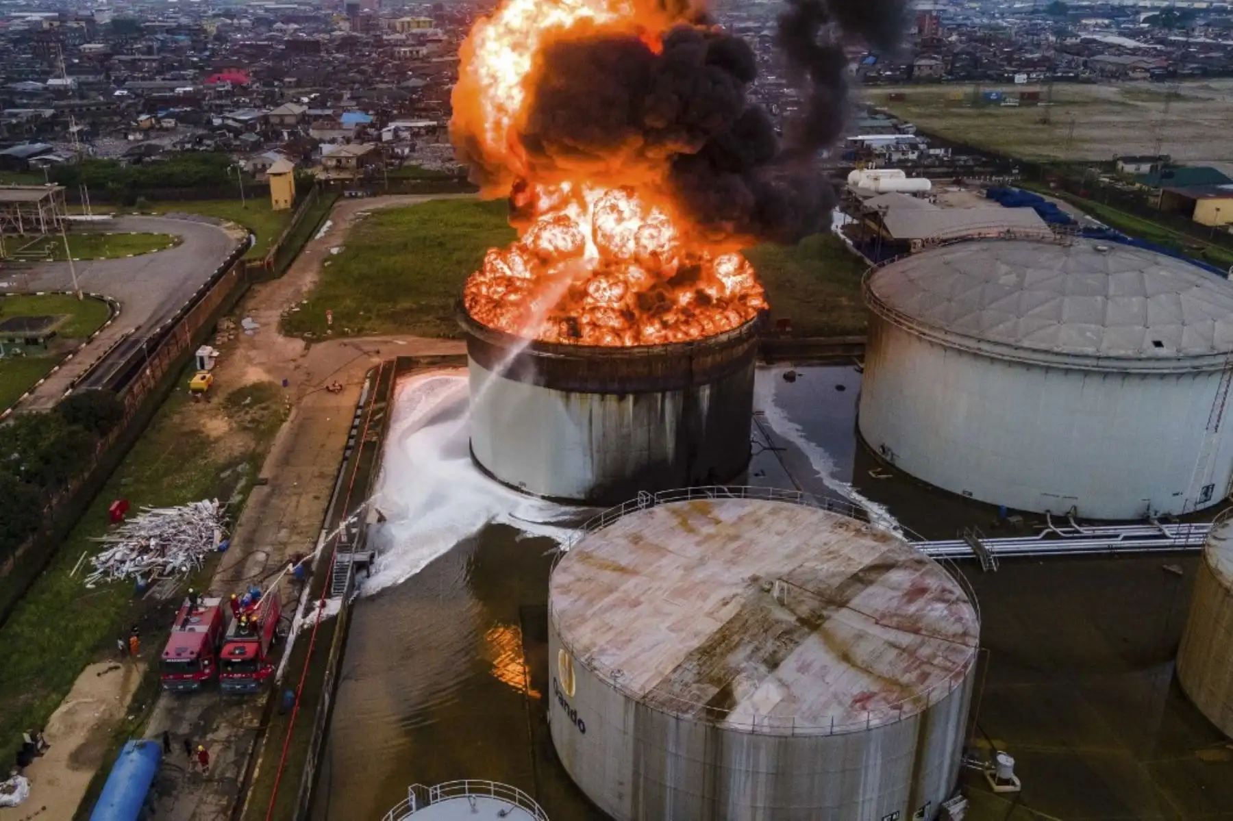 Una vista aérea muestra un tanque de petrolero incendiadose en OVH Energy Marketing en Apapa, Lagos, el 5 de noviembre de 2020. La causa del incendio aún se desconoce en este momento, pero el servicio de bomberos está en tierra para controlar el brote de incendio. Foto: AFP